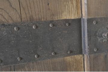 アンティーク建具　特大!!　極厚!!　総欅(ケヤキ)材　存在感のある銅金具の門扉1枚(蔵戸、玄関戸、両開きドア、木製扉)(R-080331)