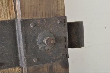 アンティーク建具　特大!!　極厚!!　総欅(ケヤキ)材　存在感のある銅金具の門扉1枚(蔵戸、玄関戸、両開きドア、木製扉)(R-080331)