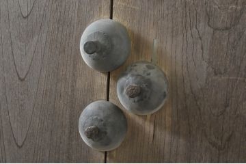 アンティーク建具　特大!!　極厚!!　総欅(ケヤキ)材　存在感のある銅金具の門扉1枚(蔵戸、玄関戸、両開きドア、木製扉)(R-080331)