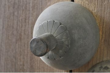アンティーク建具　特大!!　極厚!!　総欅(ケヤキ)材　存在感のある銅金具の門扉1枚(蔵戸、玄関戸、両開きドア、木製扉)(R-080331)
