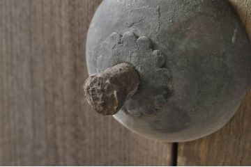 アンティーク建具　特大!!　極厚!!　総欅(ケヤキ)材　存在感のある銅金具の門扉1枚(蔵戸、玄関戸、両開きドア、木製扉)(R-080331)