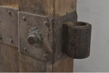 アンティーク建具　特大!!　極厚!!　総欅(ケヤキ)材　存在感のある銅金具の門扉1枚(蔵戸、玄関戸、両開きドア、木製扉)(R-080331)