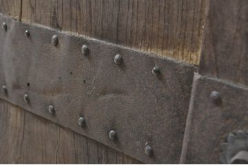 アンティーク建具　特大!!　極厚!!　総欅(ケヤキ)材　存在感のある銅金具の門扉1枚(蔵戸、玄関戸、両開きドア、木製扉)(R-080331)