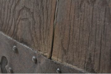 アンティーク建具　特大!!　極厚!!　総欅(ケヤキ)材　存在感のある銅金具の門扉1枚(蔵戸、玄関戸、両開きドア、木製扉)(R-080331)