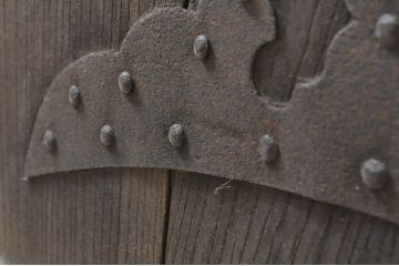 アンティーク建具　特大!!　極厚!!　総欅(ケヤキ)材　存在感のある銅金具の門扉1枚(蔵戸、玄関戸、両開きドア、木製扉)(R-080331)