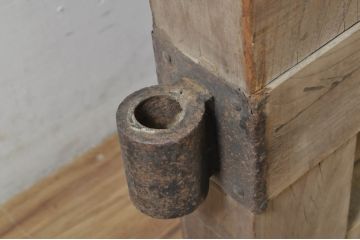 アンティーク建具　特大!!　極厚!!　総欅(ケヤキ)材　存在感のある銅金具の門扉1枚(蔵戸、玄関戸、両開きドア、木製扉)(R-080331)