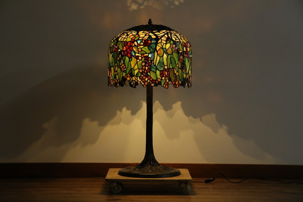 中古　ティファニースタイル　ブロンズフレーム　銅製　3灯　繊細で色鮮やかなステンドグラスのテーブルライト　定価約38万円　(R-080337)