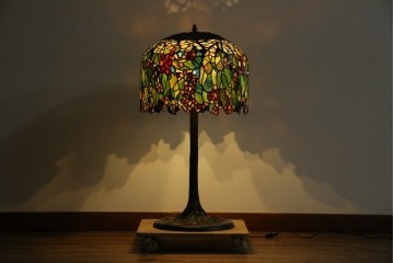 中古　ティファニースタイル　ブロンズフレーム　銅製　3灯　繊細で色鮮やかなステンドグラスのテーブルライト　定価約38万円　(R-080337)