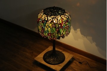 中古　ティファニースタイル　ブロンズフレーム　銅製　3灯　繊細で色鮮やかなステンドグラスのテーブルライト　定価約38万円　(R-080337)