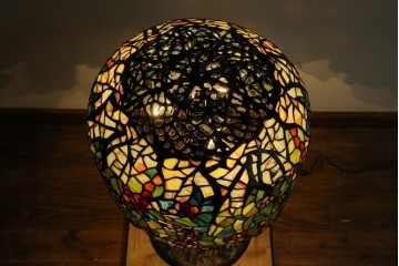 中古　ティファニースタイル　ブロンズフレーム　銅製　3灯　繊細で色鮮やかなステンドグラスのテーブルライト　定価約38万円　(R-080337)