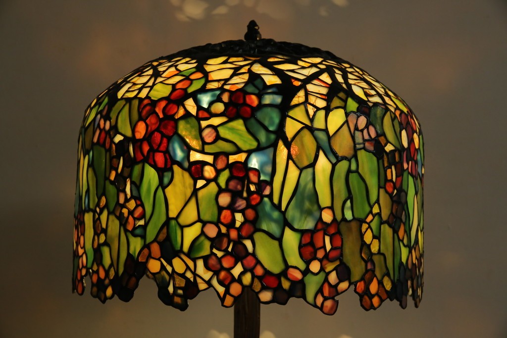 中古　ティファニースタイル　ブロンズフレーム　銅製　3灯　繊細で色鮮やかなステンドグラスのテーブルライト　定価約38万円　(R-080337)