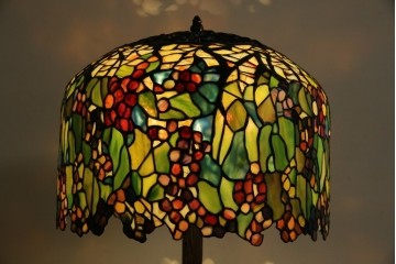 中古　ティファニースタイル　ブロンズフレーム　銅製　3灯　繊細で色鮮やかなステンドグラスのテーブルライト　定価約38万円　(R-080337)