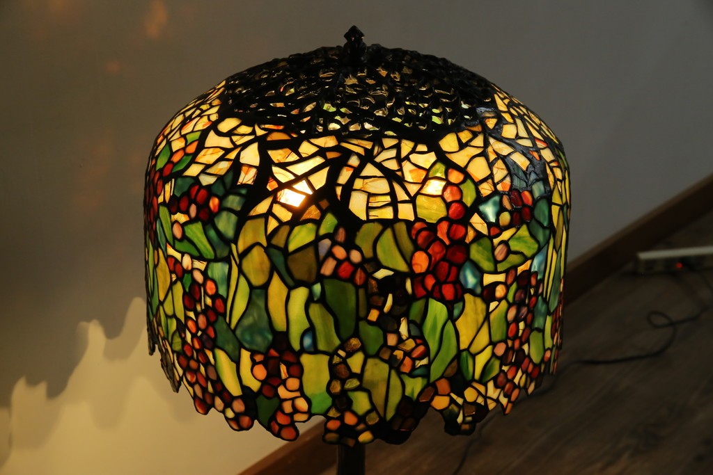 中古　ティファニースタイル　ブロンズフレーム　銅製　3灯　繊細で色鮮やかなステンドグラスのテーブルライト　定価約38万円　(R-080337)