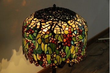中古　ティファニースタイル　ブロンズフレーム　銅製　3灯　繊細で色鮮やかなステンドグラスのテーブルライト　定価約38万円　(R-080337)