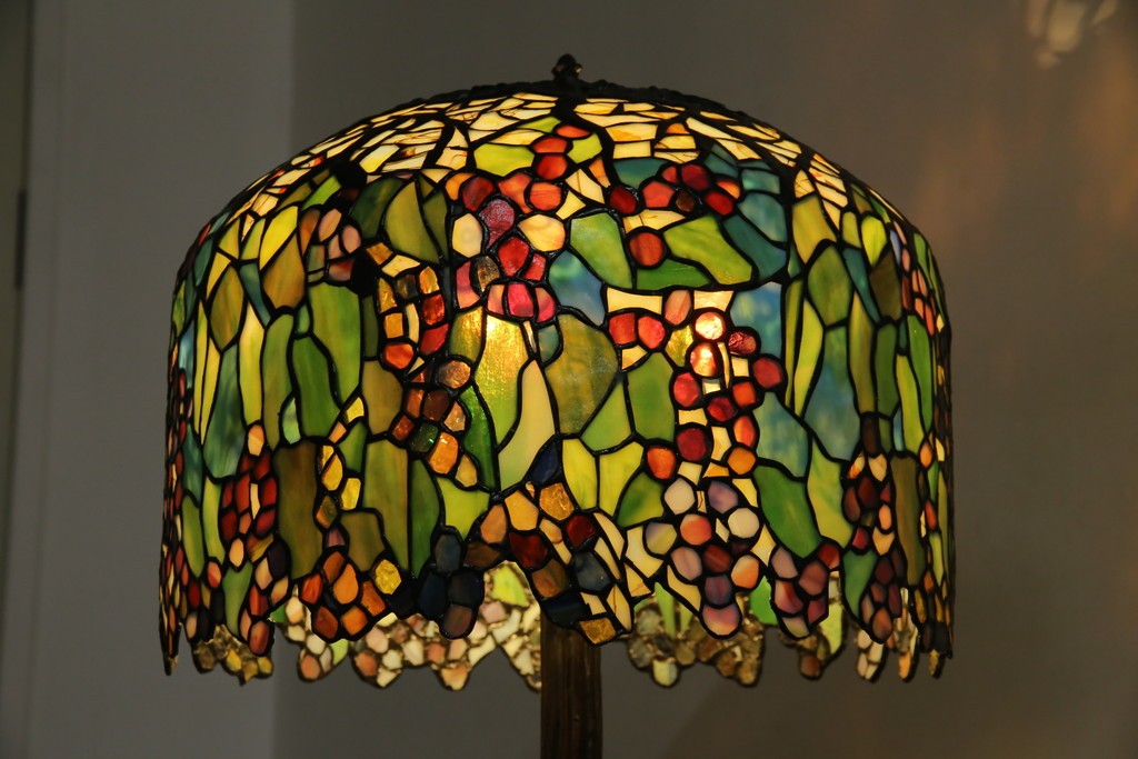中古　ティファニースタイル　ブロンズフレーム　銅製　3灯　繊細で色鮮やかなステンドグラスのテーブルライト　定価約38万円　(R-080337)