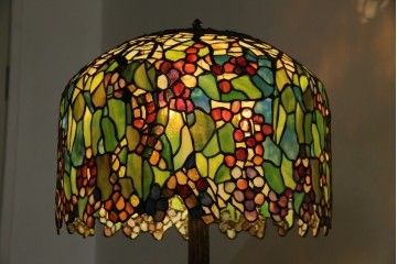 中古　ティファニースタイル　ブロンズフレーム　銅製　3灯　繊細で色鮮やかなステンドグラスのテーブルライト　定価約38万円　(R-080337)