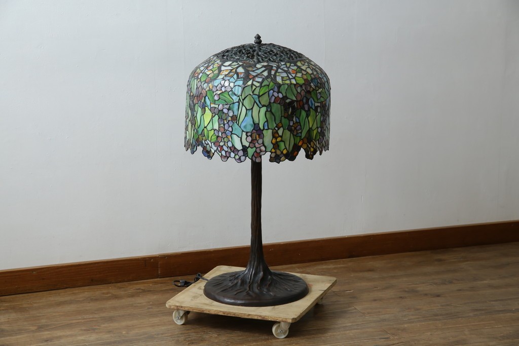 中古　ティファニースタイル　ブロンズフレーム　銅製　3灯　繊細で色鮮やかなステンドグラスのテーブルライト　定価約38万円　(R-080337)