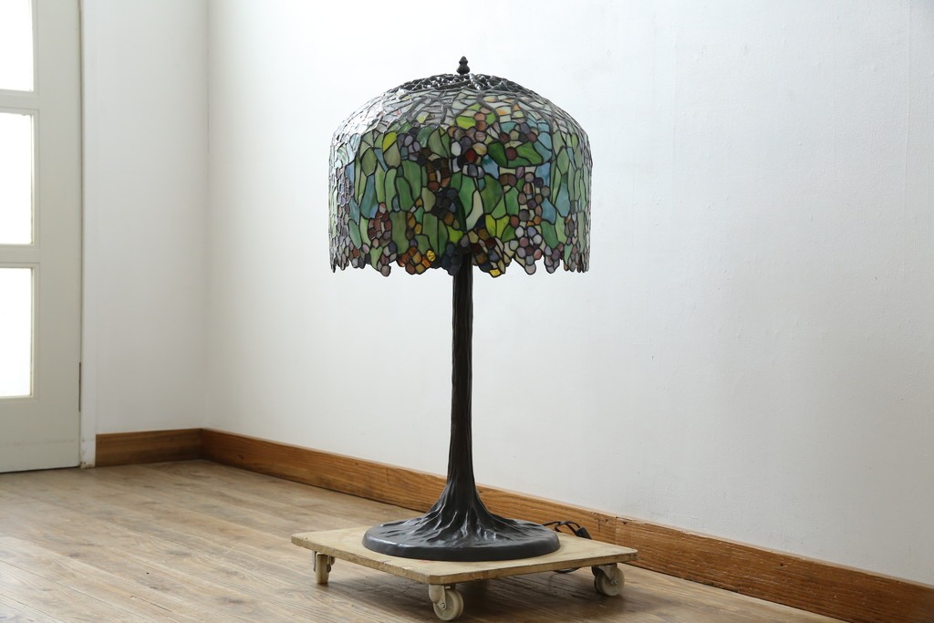中古　ティファニースタイル　ブロンズフレーム　銅製　3灯　繊細で色鮮やかなステンドグラスのテーブルライト　定価約38万円　(R-080337)