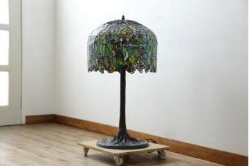 中古　ティファニースタイル　ブロンズフレーム　銅製　3灯　繊細で色鮮やかなステンドグラスのテーブルライト　定価約38万円　(R-080337)