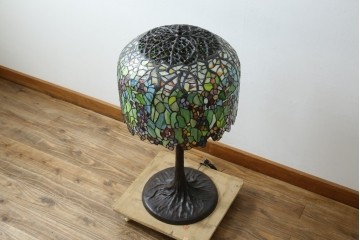 中古　ティファニースタイル　ブロンズフレーム　銅製　3灯　繊細で色鮮やかなステンドグラスのテーブルライト　定価約38万円　(R-080337)