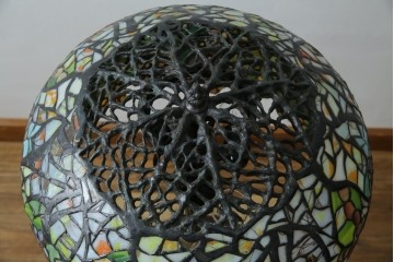 中古　ティファニースタイル　ブロンズフレーム　銅製　3灯　繊細で色鮮やかなステンドグラスのテーブルライト　定価約38万円　(R-080337)