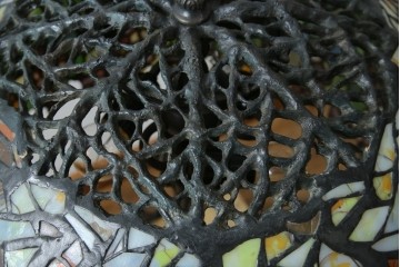 中古　ティファニースタイル　ブロンズフレーム　銅製　3灯　繊細で色鮮やかなステンドグラスのテーブルライト　定価約38万円　(R-080337)