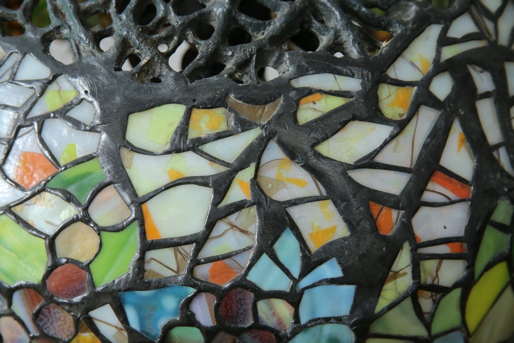 中古　ティファニースタイル　ブロンズフレーム　銅製　3灯　繊細で色鮮やかなステンドグラスのテーブルライト　定価約38万円　(R-080337)