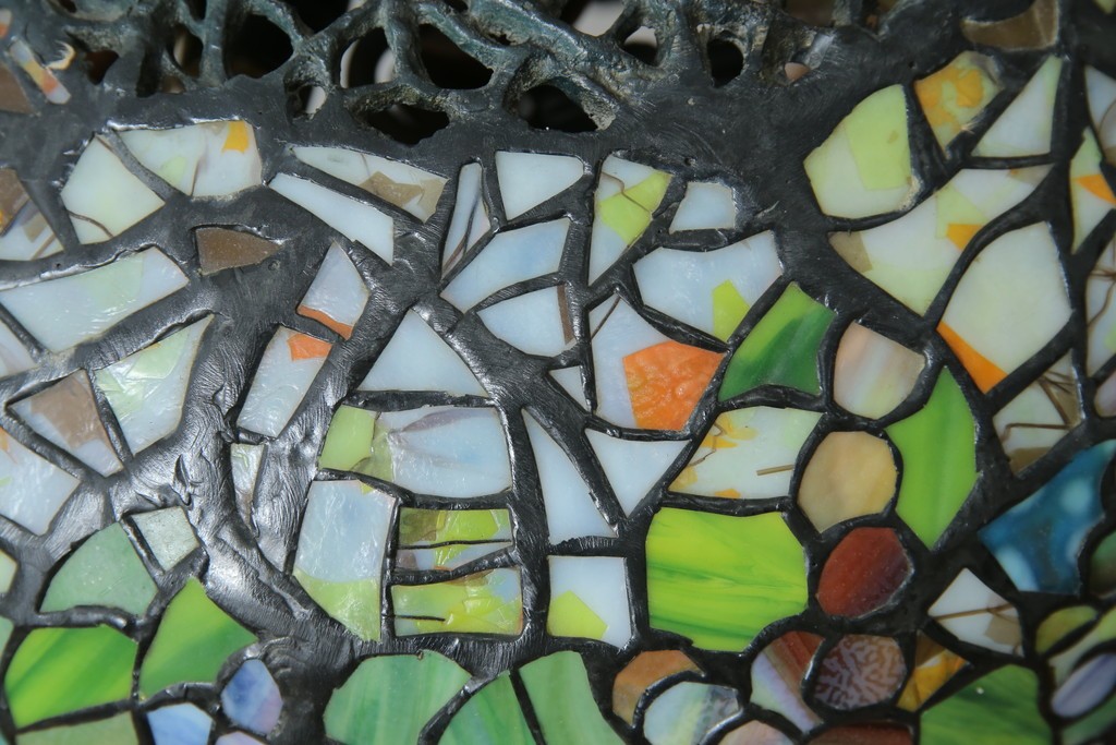 中古　ティファニースタイル　ブロンズフレーム　銅製　3灯　繊細で色鮮やかなステンドグラスのテーブルライト　定価約38万円　(R-080337)