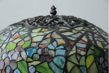 中古　ティファニースタイル　ブロンズフレーム　銅製　3灯　繊細で色鮮やかなステンドグラスのテーブルライト　定価約38万円　(R-080337)