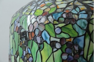中古　ティファニースタイル　ブロンズフレーム　銅製　3灯　繊細で色鮮やかなステンドグラスのテーブルライト　定価約38万円　(R-080337)
