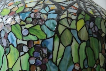 中古　ティファニースタイル　ブロンズフレーム　銅製　3灯　繊細で色鮮やかなステンドグラスのテーブルライト　定価約38万円　(R-080337)