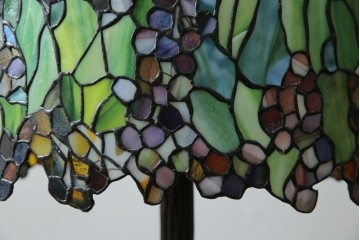 中古　ティファニースタイル　ブロンズフレーム　銅製　3灯　繊細で色鮮やかなステンドグラスのテーブルライト　定価約38万円　(R-080337)