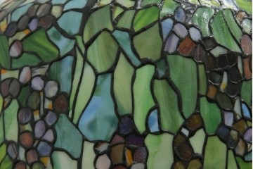 中古　ティファニースタイル　ブロンズフレーム　銅製　3灯　繊細で色鮮やかなステンドグラスのテーブルライト　定価約38万円　(R-080337)