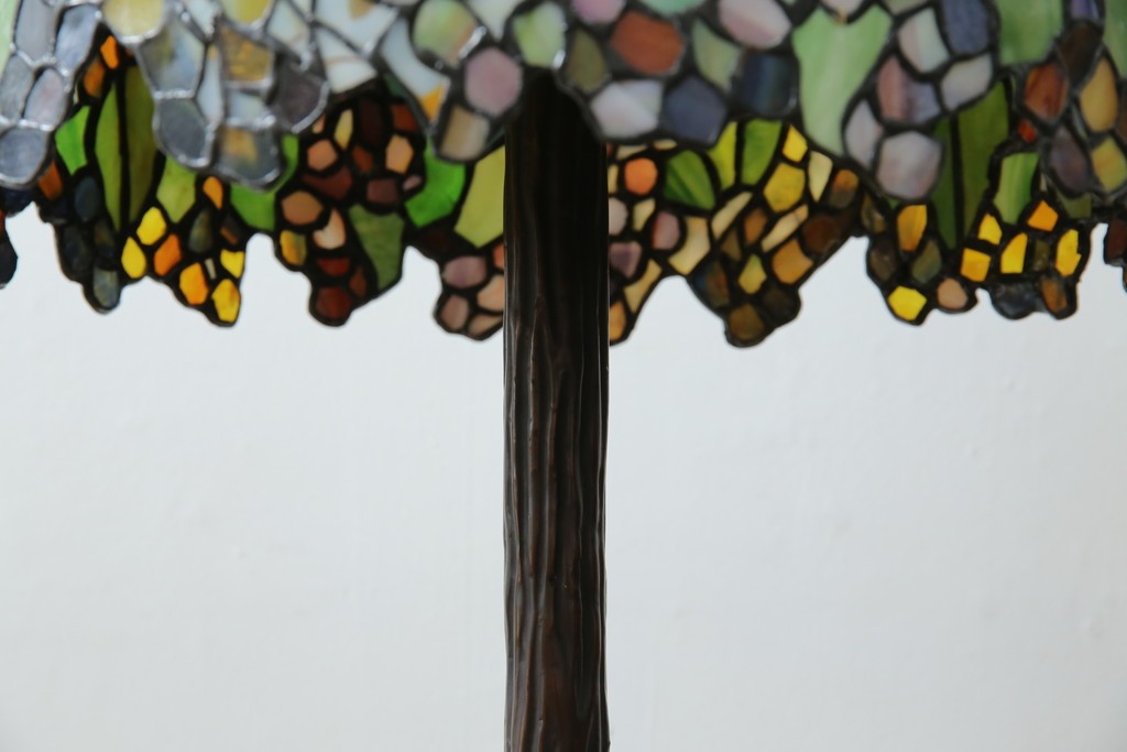 中古　ティファニースタイル　ブロンズフレーム　銅製　3灯　繊細で色鮮やかなステンドグラスのテーブルライト　定価約38万円　(R-080337)