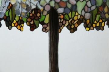 中古　ティファニースタイル　ブロンズフレーム　銅製　3灯　繊細で色鮮やかなステンドグラスのテーブルライト　定価約38万円　(R-080337)