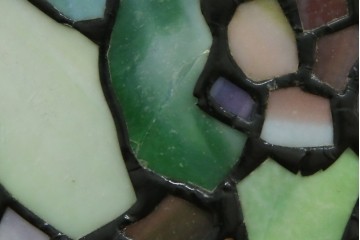 中古　ティファニースタイル　ブロンズフレーム　銅製　3灯　繊細で色鮮やかなステンドグラスのテーブルライト　定価約38万円　(R-080337)