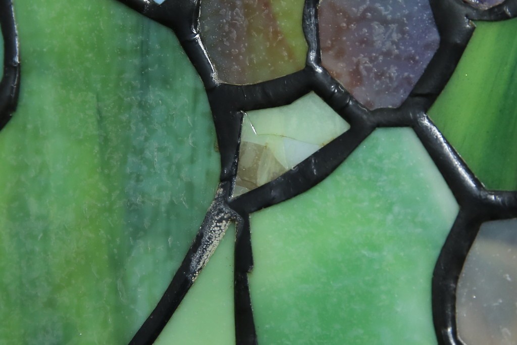 中古　ティファニースタイル　ブロンズフレーム　銅製　3灯　繊細で色鮮やかなステンドグラスのテーブルライト　定価約38万円　(R-080337)