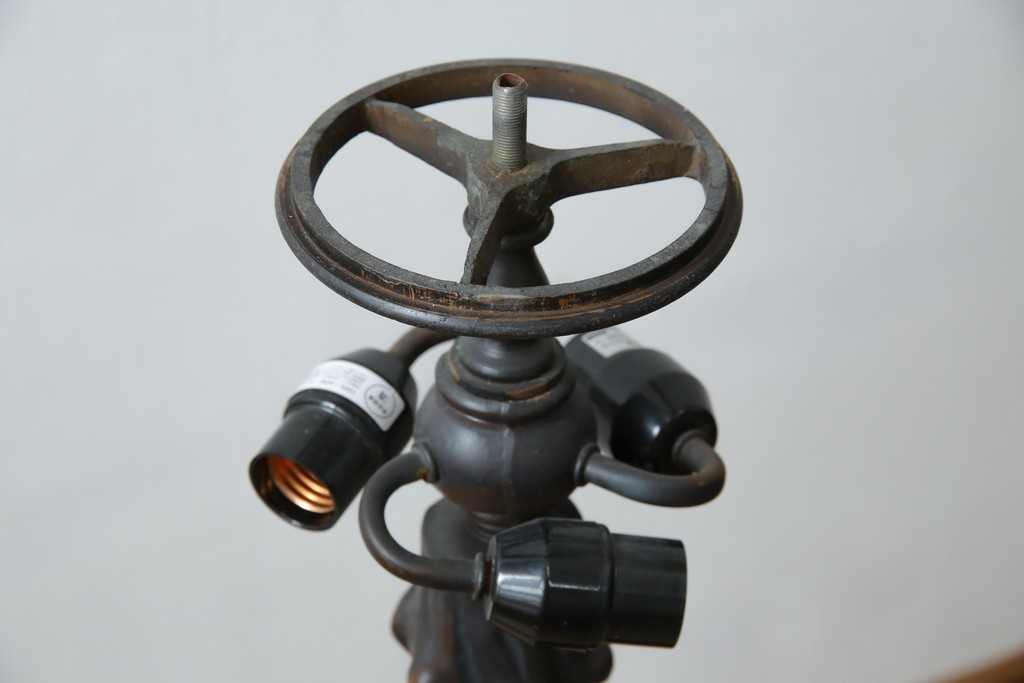 中古　ティファニースタイル　ブロンズフレーム　銅製　3灯　繊細で色鮮やかなステンドグラスのテーブルライト　定価約38万円　(R-080337)