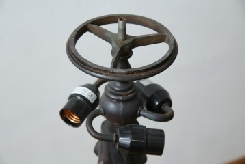 中古　ティファニースタイル　ブロンズフレーム　銅製　3灯　繊細で色鮮やかなステンドグラスのテーブルライト　定価約38万円　(R-080337)