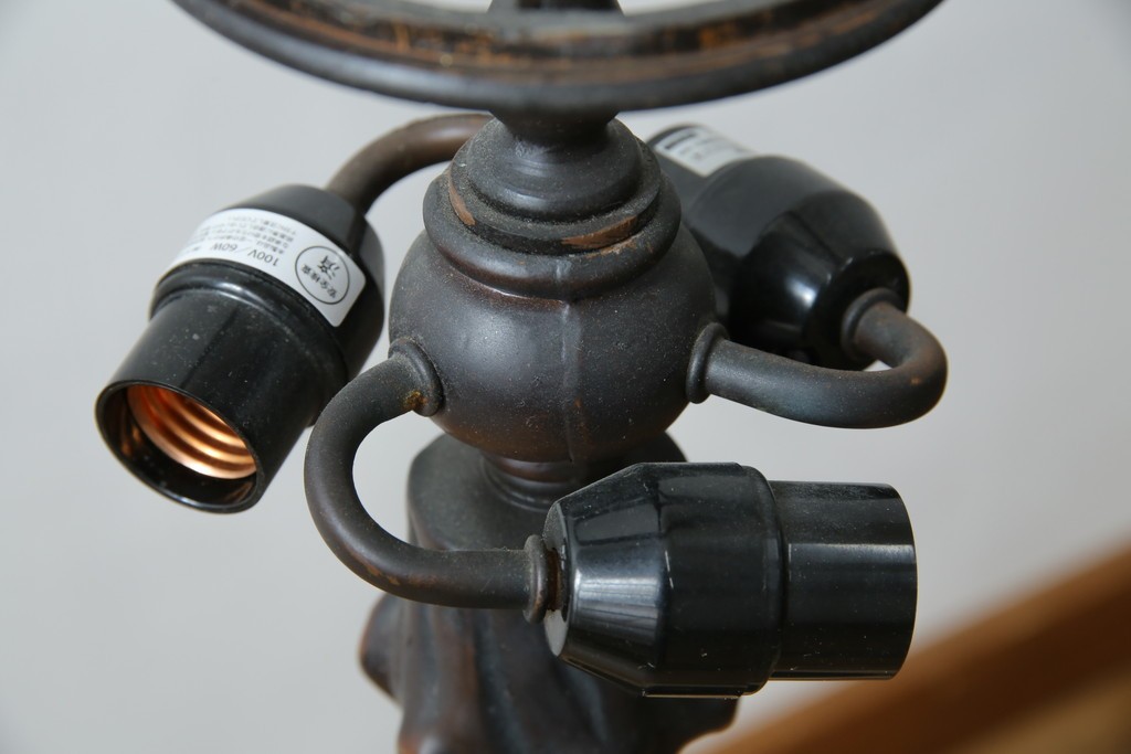 中古　ティファニースタイル　ブロンズフレーム　銅製　3灯　繊細で色鮮やかなステンドグラスのテーブルライト　定価約38万円　(R-080337)