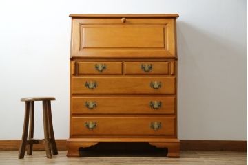 中古　横浜クラシック家具　ダニエル(Daniel)　アーリーアメリカン　A-304P　気品漂うライティングビューロー(簿記机、ワークデスク、在宅用、在宅ワーク用、サイドチェスト、引き出し)(定価約53万4千円)(R-080343)