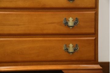 中古　横浜クラシック家具　ダニエル(Daniel)　アーリーアメリカン　A-304P　気品漂うライティングビューロー(簿記机、ワークデスク、在宅用、在宅ワーク用、サイドチェスト、引き出し)(定価約53万4千円)(R-080343)