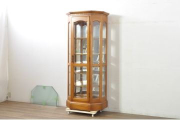 中古　横浜クラシック家具　ダニエル(Daniel)　アーリーアメリカン　A-214　ガラス棚板4枚付き　温かみのある空間を演出するキュリオケース(ガラスケース、ショーケース、コレクションケース、ディスプレイケース、キャビネット、飾り棚、戸棚、収納棚、店舗什器)(定価約105万円)(R-080344)