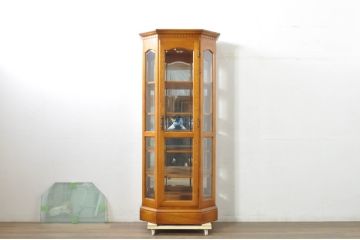 中古　横浜クラシック家具　ダニエル(Daniel)　アーリーアメリカン　A-214　ガラス棚板4枚付き　温かみのある空間を演出するキュリオケース(ガラスケース、ショーケース、コレクションケース、ディスプレイケース、キャビネット、飾り棚、戸棚、収納棚、店舗什器)(定価約105万円)(R-080344)