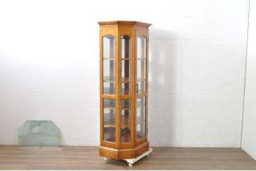 中古　横浜クラシック家具　ダニエル(Daniel)　アーリーアメリカン　A-214　ガラス棚板4枚付き　温かみのある空間を演出するキュリオケース(ガラスケース、ショーケース、コレクションケース、ディスプレイケース、キャビネット、飾り棚、戸棚、収納棚、店舗什器)(定価約105万円)(R-080344)