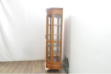 中古　横浜クラシック家具　ダニエル(Daniel)　アーリーアメリカン　A-214　ガラス棚板4枚付き　温かみのある空間を演出するキュリオケース(ガラスケース、ショーケース、コレクションケース、ディスプレイケース、キャビネット、飾り棚、戸棚、収納棚、店舗什器)(定価約105万円)(R-080344)