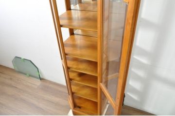 中古　横浜クラシック家具　ダニエル(Daniel)　アーリーアメリカン　A-214　ガラス棚板4枚付き　温かみのある空間を演出するキュリオケース(ガラスケース、ショーケース、コレクションケース、ディスプレイケース、キャビネット、飾り棚、戸棚、収納棚、店舗什器)(定価約105万円)(R-080344)