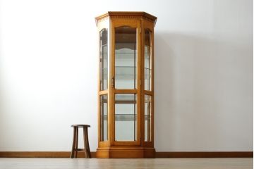 中古　横浜クラシック家具　ダニエル(Daniel)　アーリーアメリカン　A-214　温かみのある空間を演出するキュリオケース(ガラスケース、ショーケース、コレクションケース、ディスプレイケース、キャビネット、飾り棚、戸棚、収納棚、店舗什器)(定価約97万6千円)(R-080345)