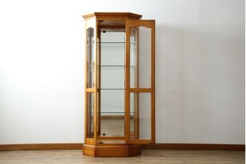 中古　横浜クラシック家具　ダニエル(Daniel)　アーリーアメリカン　A-214　温かみのある空間を演出するキュリオケース(ガラスケース、ショーケース、コレクションケース、ディスプレイケース、キャビネット、飾り棚、戸棚、収納棚、店舗什器)(定価約97万6千円)(R-080345)