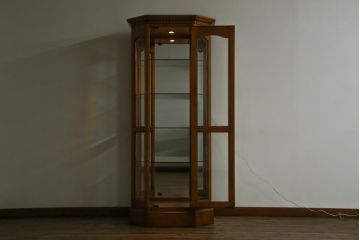 中古　横浜クラシック家具　ダニエル(Daniel)　アーリーアメリカン　A-214　温かみのある空間を演出するキュリオケース(ガラスケース、ショーケース、コレクションケース、ディスプレイケース、キャビネット、飾り棚、戸棚、収納棚、店舗什器)(定価約97万6千円)(R-080345)